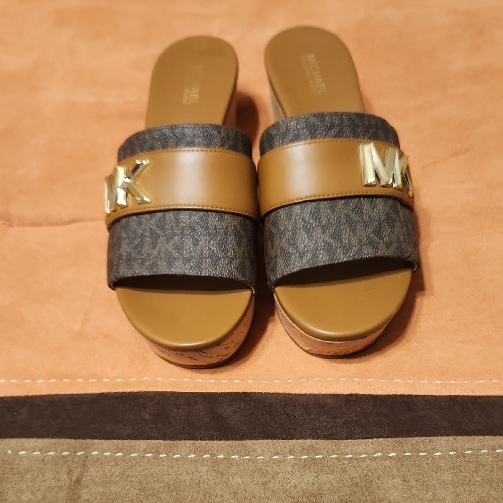 Michael Kors NEW Tan and Black Slide Sandals